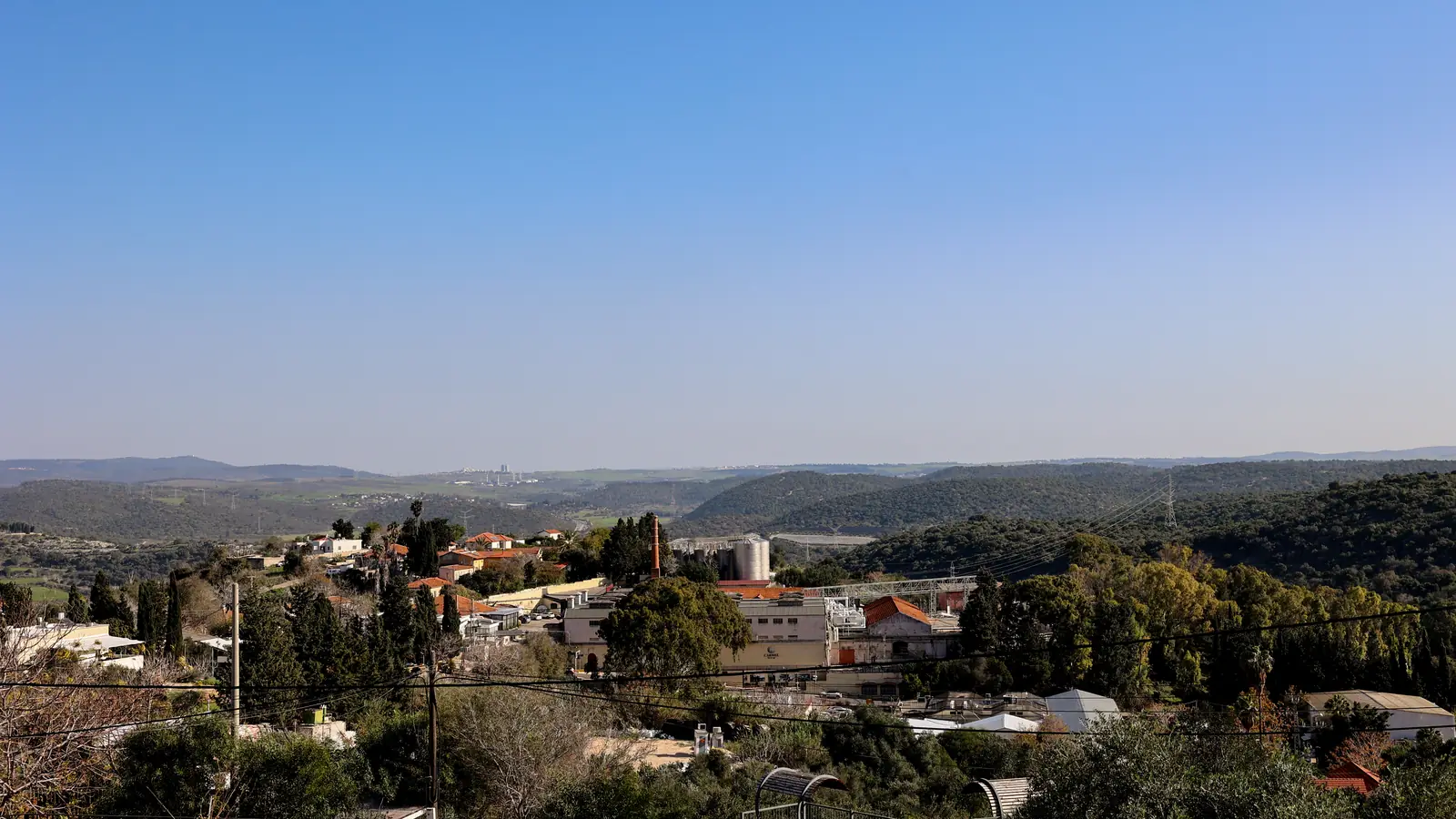 נוף פתוח של רכס הכרמל ובתי המושבה, נשקף מהמתחם ביום בהיר